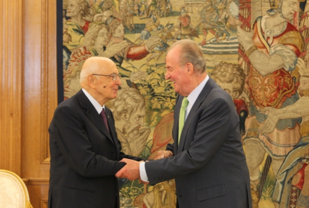 Encuentro con Su Excelencia el Presidente de la República Italiana, Sr. Giorgio Napolitano. Don Juan Carlos saluda al Presidente de la República Itali